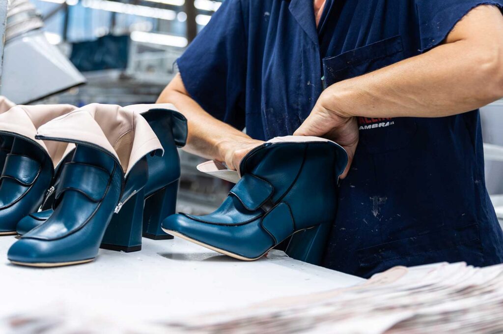 Maestra artigiana Cavallini mentre applica la fodera su una scarpa Donna in pelle nel laboratorio di Santa Maria a Monte