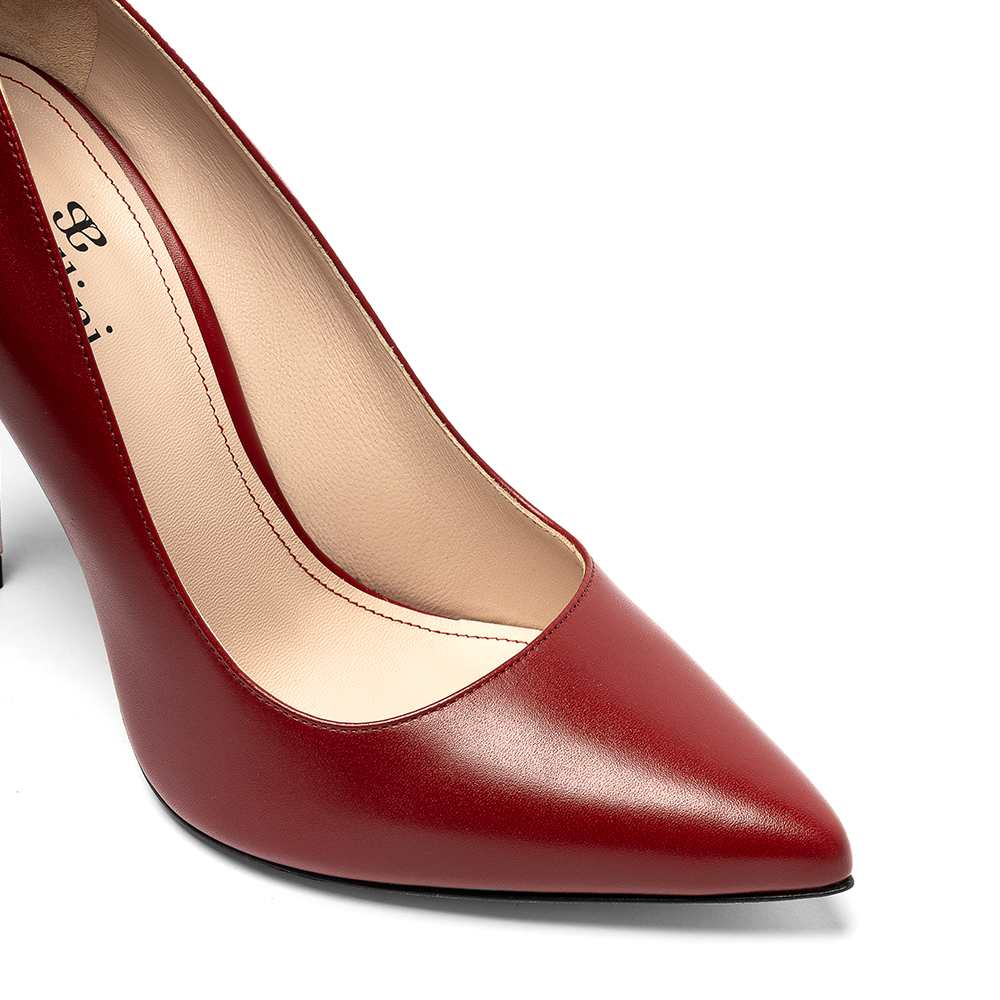 gitana_malaga_4 Scarpa decollete donna in pelle rossa con tacco 8 cm, dettaglio di finitura lucida - Cavallini