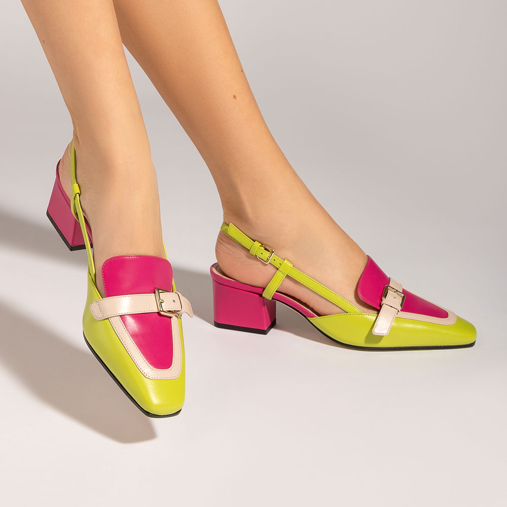 cavallini-ambientata-Enri Scarpa decollete donna in pelle verde e fucsia con tacco quadrato di 5 cm e cinturino, indossata su sfondo neutro - Cavallini
