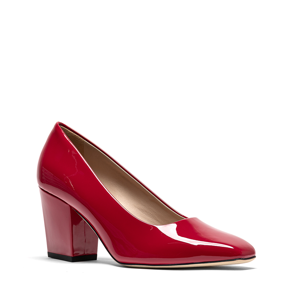 Avior_2 Scarpa decollete donna in pelle rossa con tacco di 8 cm, posizionata su un tavolo di legno chiaro nel laboratorio Cavallini