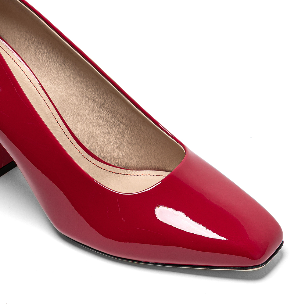 Avior_4 Decollete donna in pelle verniciata rossa con tacco di 8 cm, dettaglio di riflesso sulla superficie - Cavallini